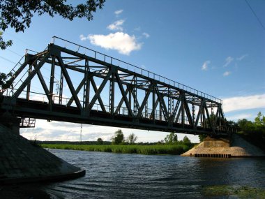 Nehrin üzerindeki köprü