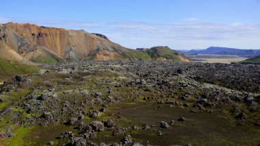 Mavi gökyüzü olan dağ manzarası
