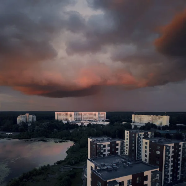 Zaman Bulutları Şehrin Üzerine Çöktü — Stok fotoğraf