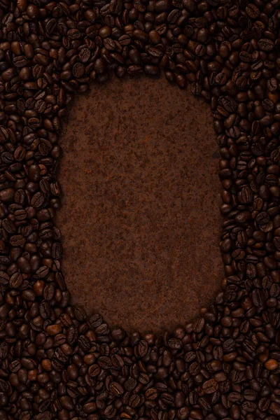 在生锈的背景上隔离的咖啡豆的圆形框架 顶部视图 — 图库照片