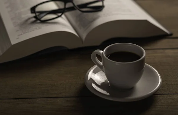 Tasse Kaffee Auf Holztisch Mit Offenen Büchern — Stockfoto