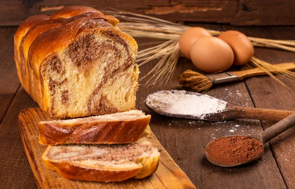 Ev yapımı kakaolu geleneksel tatlı ekmeğin yakın çekimi..