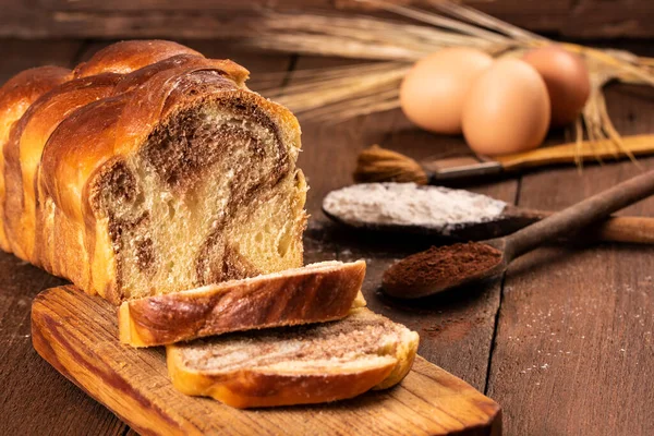 Ev yapımı kakaolu geleneksel tatlı ekmeğin yakın çekimi..