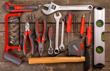 Ahşap arka planda bir takım araçlar. Kopyalama alanı olan üst görünüm.