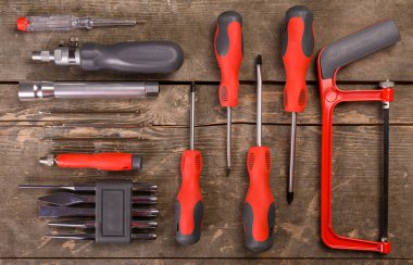 Ahşap arka planda bir takım araçlar. Kopyalama alanı olan üst görünüm.