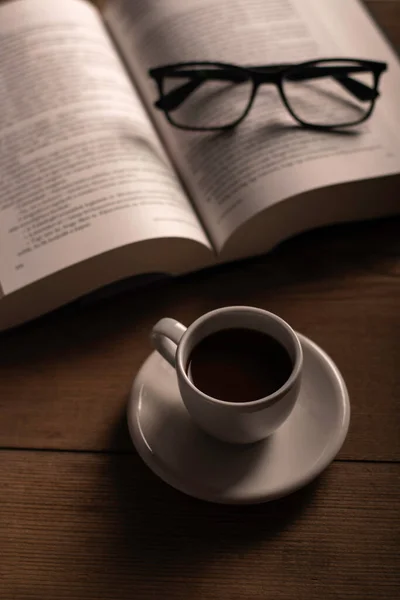 Taza Café Sobre Mesa Madera Con Libros Abiertos —  Fotos de Stock