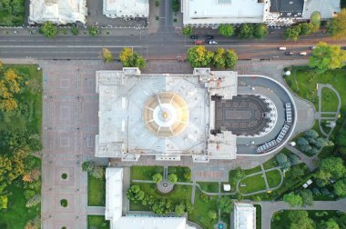 Hava aracı görüntüsü. Yukarıdan Verkhovna Rada Ukrayna ve Anayasa Meydanı.