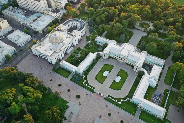 空中无人驾驶飞机视图 乌克兰最高拉达和Mariinsky宫从上而下 — 图库照片