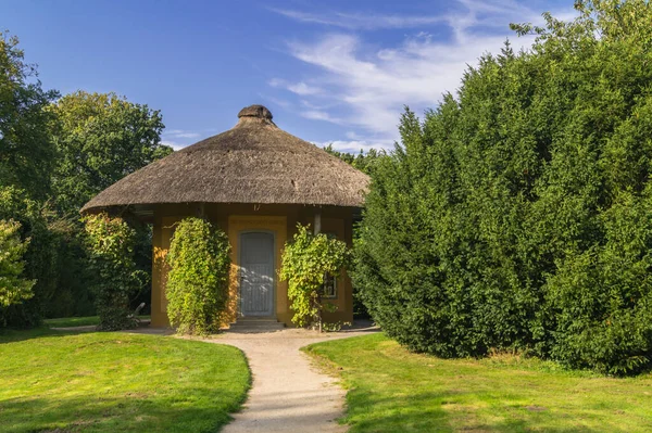 Güzel köşk ya da bahçe evi.