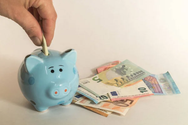 İnsanlar bir banknotu kumbaraya koyuyorlar..