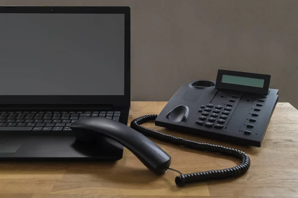 Not defteri ve telefonu olan bir masaName.