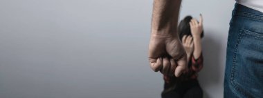 Şiddet; erkek kadına vurur; sosyal sorunlar