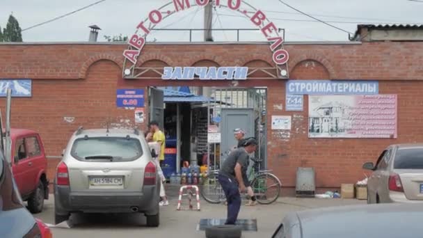 Sloviansk, Ucrania - 19 de junio de 2020: Situación de cuarentena en el mercado central de Sloviansk — Vídeo de stock