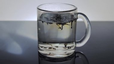 Cam bardakta çay yapıyorum.