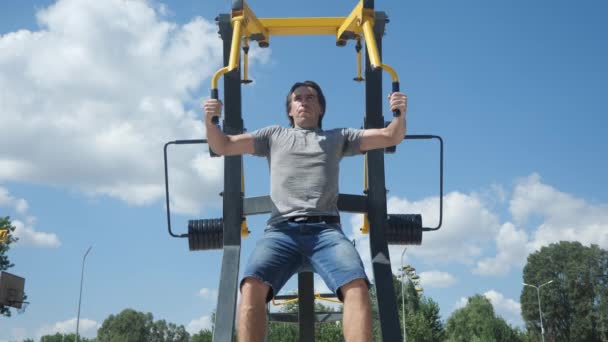 Adult man doing exercise outdoor — Stock Video