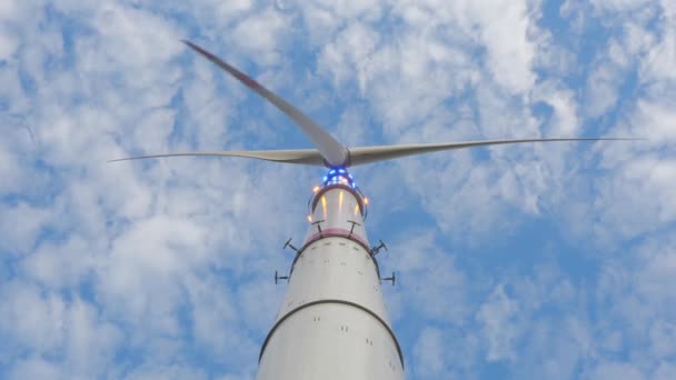 Molino de viento con cielo nublado vista de ángulo bajo — Vídeos de Stock