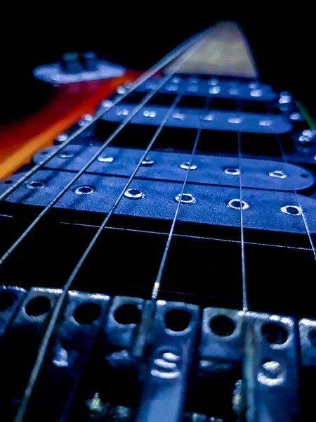 Müzik perdeleri ve notaları olan gitar teli.