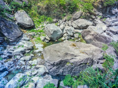 Dağlar bu vadideki büyük kayalar nehir ve akarsu akıntısı taşlara çarpar ve ormanı çevreleyen güzel doğa