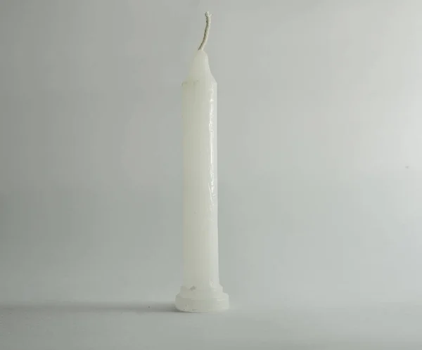 Balmumu, beyaz arka planda alevler olmadan duruyor ve mumları yakmıyor.