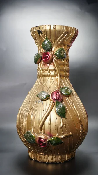 Çiçek sapı sanatıyla yapılmış çiçek saksısı ve üzerinde biraz ışık gösteren berrak arkaplan yaprakları.