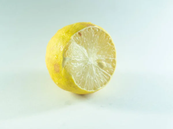 Yarısı dilimlenmiş limon ferahlatıcı narenciye suyuyla dolu, ki bu da içeceğe bir sürü tazelik katıyor.