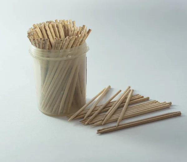 Birkaç diş plastik bir kutuya konulduktan sonra atığı temizlemek ya da temizlemek için kullanılan tahta bir sopa.