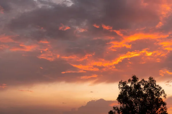 Yağmurdan sonra güneşli bir zaman olan kalın siyah bulutlardan güneş ışınlarının yükseldiği görülmektedir.