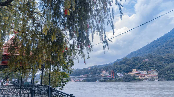 Ganj Nehri 'ni geçmek için tasarlanmış Rishikesh şehri Hindistan' dan Lakshman Jhula.