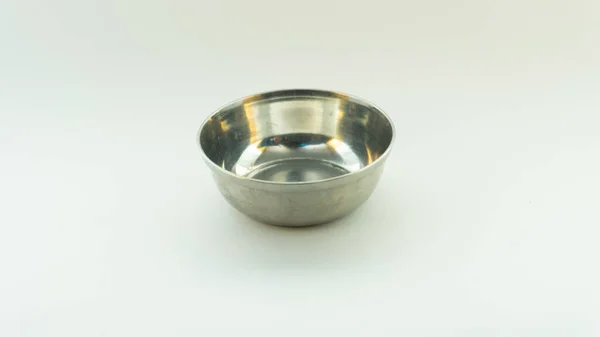 Hint evlerinde yemek servis etmek ve servis etmek için kullanılan parlak gümüş paslanmaz çelik kase..