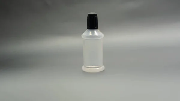 Małe Plastikowe Butelki Kartony Wypełnione Dowolnym Płynem Aby Zapewnić Bezpieczeństwo — Zdjęcie stockowe