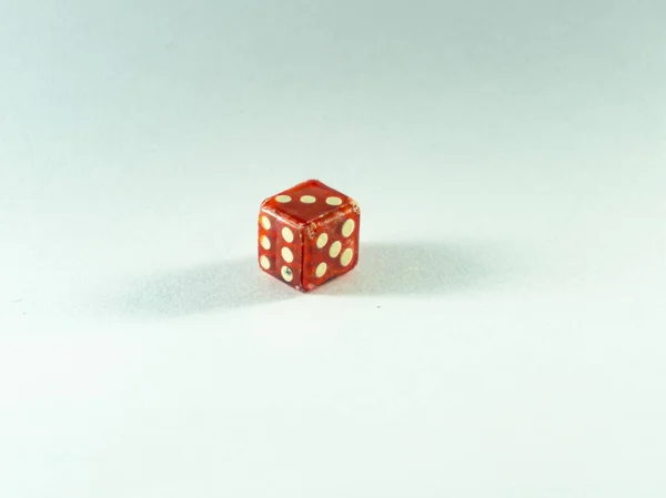 Bu resim kare şekilli bir küboittir. Buna zar denir. Altı kenarı vardır ve tüm kenarlar sayı olarak yazılmıştır. Kumar oyunlarında, ludoda, kumarhanelerde falan kullanılır..