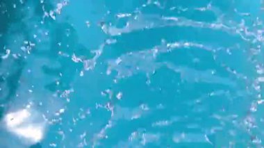 Su damlalarıyla berrak mavi su dalgaları (4)