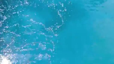 Su damlalarıyla berrak mavi su dalgaları (3)