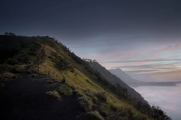 Gün batımlı dağ tepelerinin güzel manzarası