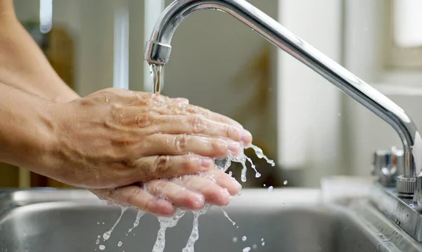 Hombre Lavándose Las Manos Para Prevenir Covid — Foto de Stock