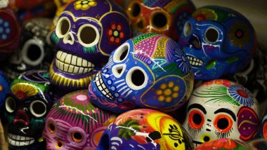 Renkli kafatasları, pazardaki seramik ölüm sembolü, Ölüler Günü, Meksika                   