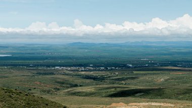  Mavi gökyüzü manzarası. dağların manzarası.                                 