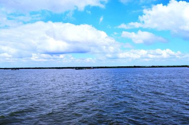 Mavi Gökle Güzel Meghna Nehri Manzarası