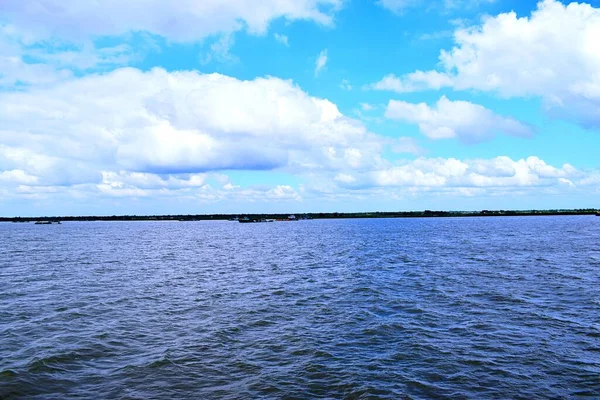 美丽的梅格纳河风景与蓝天 — 图库照片