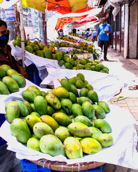 DHAKA, BANGLADESH - 09 Temmuz 2020: Motijheel Dhaka Bangladeş 'teki Fresh Fruits Open Air Street Side Market.