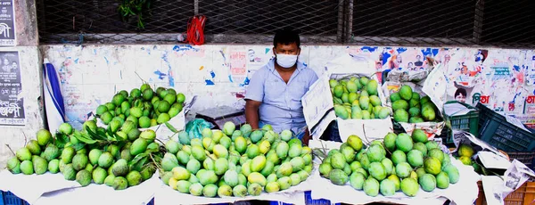 DHAKA, BANGLADESH - 09 Temmuz 2020: Motijheel Dhaka Bangladeş 'teki Fresh Fruits Open Air Street Side Market.