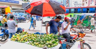 DHAKA, BANGLADESH - 9 Temmuz 2020: Motijheel Dhaka Bangladeş 'teki Fresh Fruits Open Air Street Side Market.