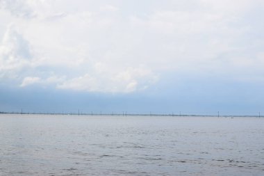 Mavi gökyüzü ile güzel nehir manzarası. nikli, kishorgonj, Bangladeş