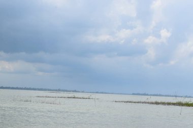 Bulutlu Gökyüzü ile Güzel Nehir Manzarası