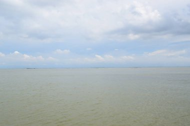 Mavi gökyüzü ile güzel nehir manzarası. nikli, kishorgonj, Bangladeş