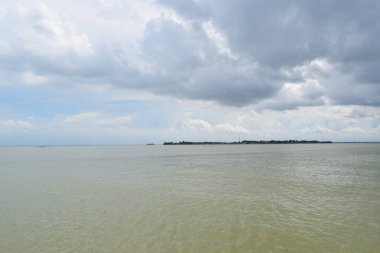 Bulutlu Gökyüzü ile Güzel Nehir Manzarası