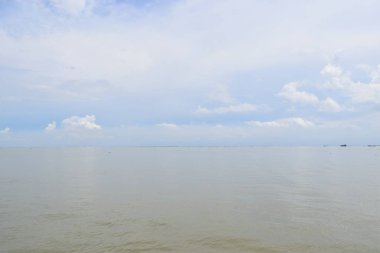 Mavi gökyüzü ile güzel nehir manzarası. nikli, kishorgonj, Bangladeş