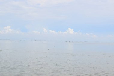 Mavi gökyüzü ile güzel nehir manzarası. nikli, kishorgonj, Bangladeş