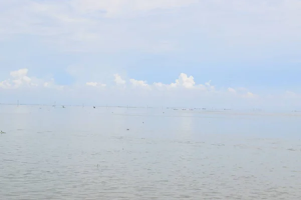 Mavi gökyüzü ile güzel nehir manzarası. nikli, kishorgonj, Bangladeş