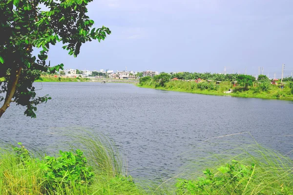 Hermosa Vista Lago Con Cielo Azul — Foto de Stock